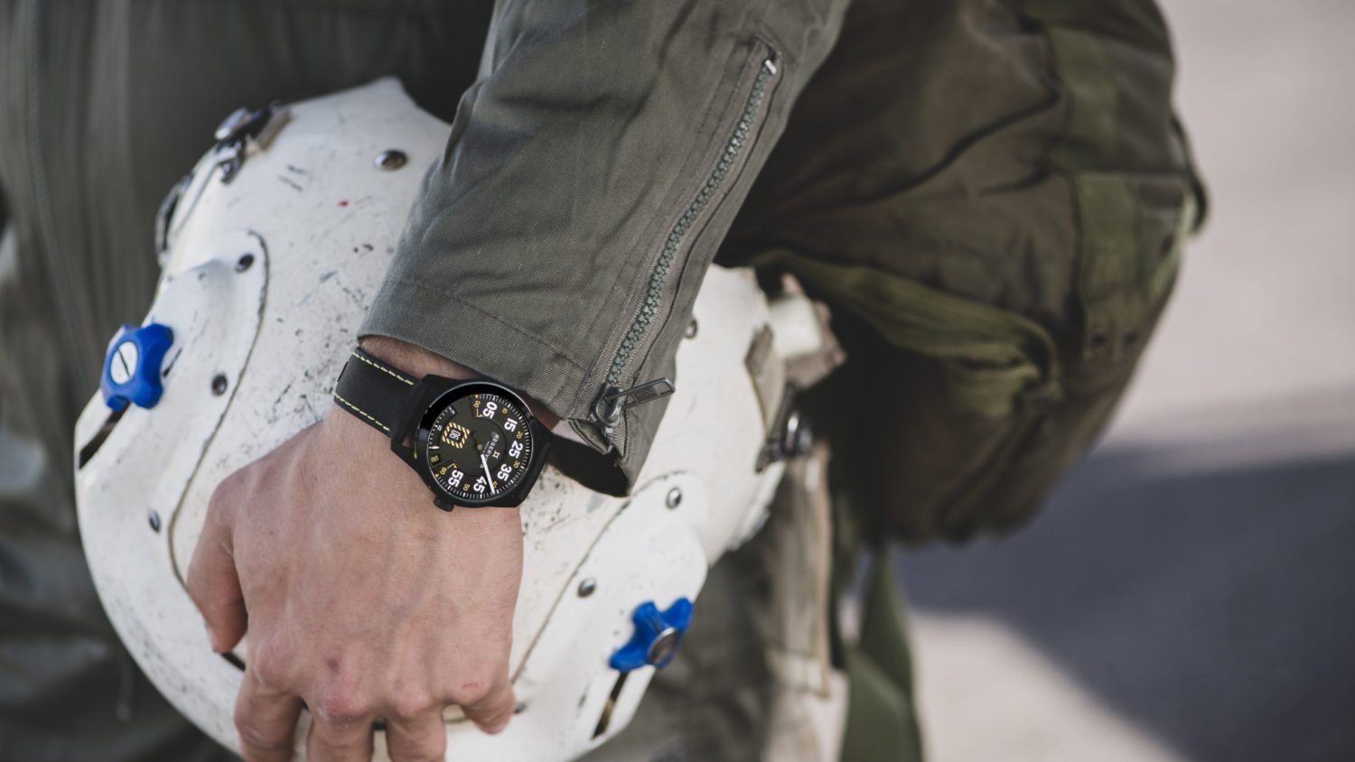 The RESERVOIR Airfight collection takes its inspiration from fighter aircraft, and centers on the black color of the on-board flight instruments.