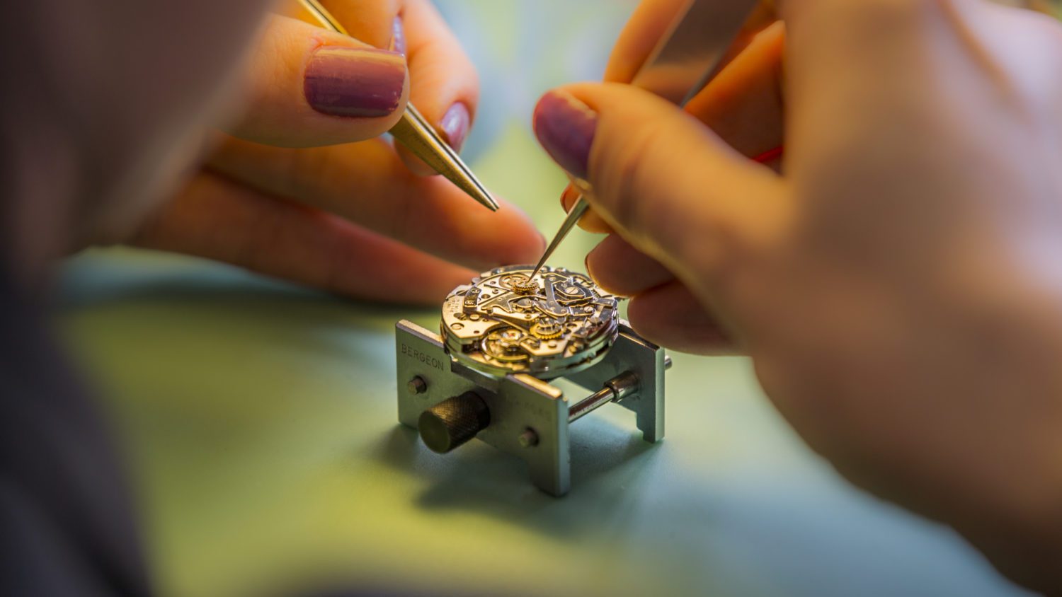 Assembly of the watch automatic movement – ©B.R.M Chronographes