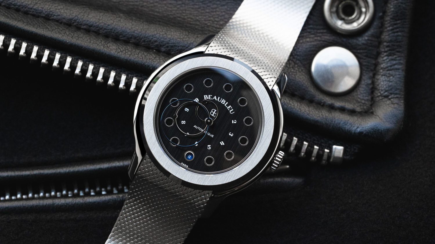 <p class="p1">L'inspiration brutaliste de la Vitruve Date Noir met en valeur le contraste entre chaque pièce et sa fabrication artisanale. Le cadran en acier brossé se fond dans son boîtier et dissimule une discrète date à 6 h.</p>