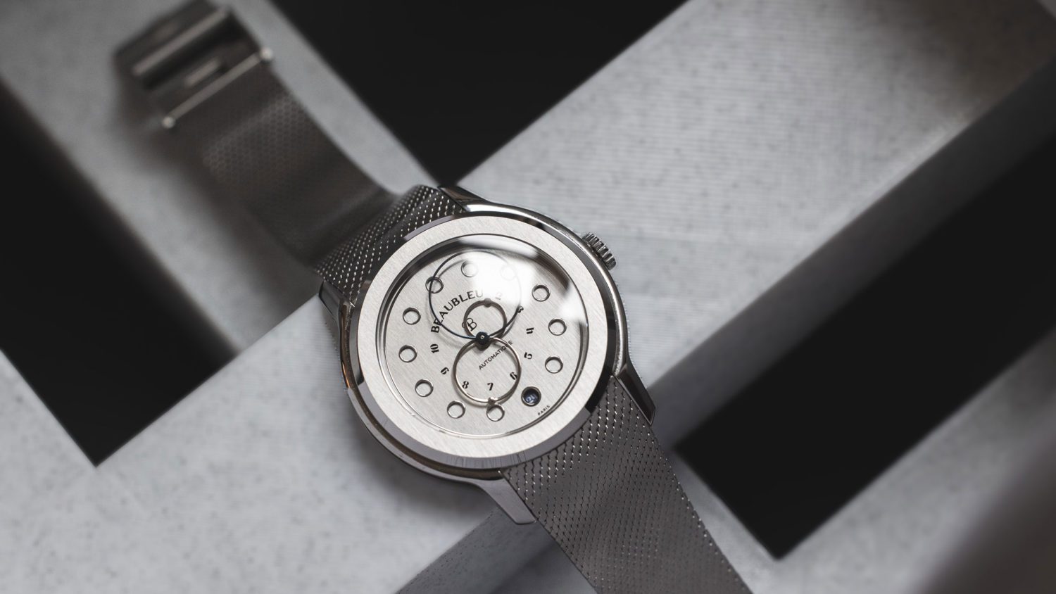 <p class="p1">La Vitruve Date Acier semble avoir été sculptée dans un seul bloc d'acier. Cette montre s'inspire du temps quotidien, un temps répétitif qui rythme la journée. Le cadran en acier brossé se fond dans son boîtier mat et poli et se dissimule une discrète date à 6 h.</p>