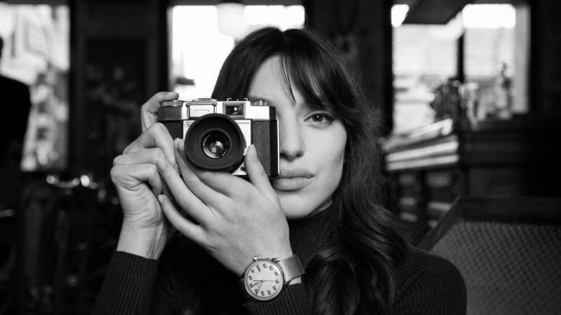 Retour aux sources. À une époque plus simple. À l'authenticité.
Les montres ELKA s'inspirent d'une époque où l'on gardait un produit pour la vie. Vous investissiez dans la durabilité, la qualité et l'unicité. Retourner à cette période des années 1960, à cette esthétique pure et colorée dont nous nous souvenons encore. Retourner aux rêves magiques de la course à l'espace, des Beatles, des Rolling Stones et de Woodstock. Revenir aux luttes, aux changements, à l'esprit rebelle qui ont tant marqué cette décennie. Et si nous n'avions jamais vraiment quitté cette décennie ? Et si nous y retournions, corps et âme, pour redevenir ces gens enthousiastes et révolutionnaires qui ont tant fait bouger la société ? Les mêmes valeurs que celles démontrées à l'époque sont encore fortes aujourd'hui. L'audace et l'élégance sont intemporelles, qu'elles datent de 1960 ou de 2020.
 – ©Nicolas Carvalho