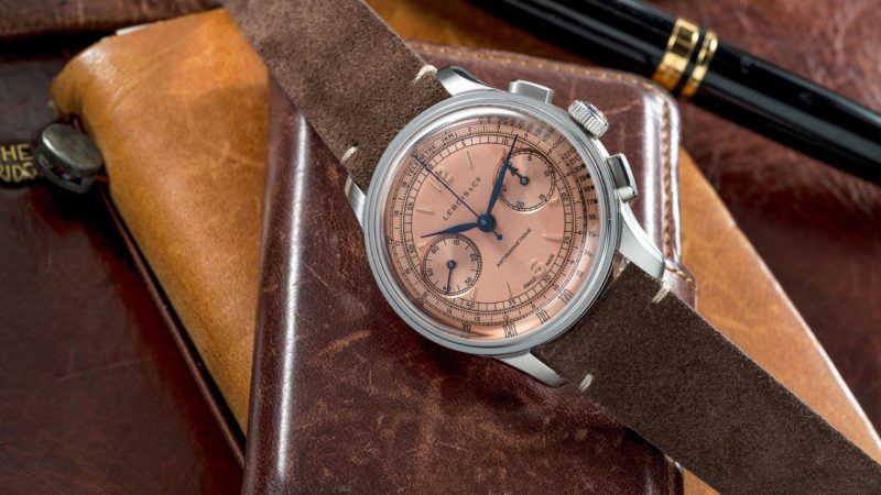 Lebois & Co a été fondée il y a 89 ans par Raymond Dodane, qui appartenait alors à la troisième génération de la famille horlogère Dodane. Un chronographe vintage Lebois & Co mis aux enchères par Christie's a incité Tom van Wijlick et son épouse Eveline à approfondir leurs recherches sur cette marque inconnue et à la faire revivre en 2014. Dans son projet le plus récent, Lebois & Co, sous le nom de CoLAB, s'est associé démocratiquement à des amateurs de montres du monde entier pour lancer une série de chronographes rétro appelée Heritage Chronograph. Les finitions sont maintenant en place, les prototypes sont prêts et la production est en cours.