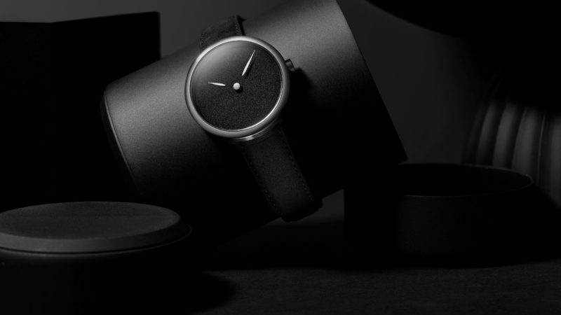 O L I G O est une jeune marque de montres mécaniques fabriquées en Suisse et assemblées à Genève.
Des montres design, locales et respectueuses de l’environnement.
Avec des aiguilles qui flottent dans l’espace et un design épuré les montres O L I G O sont uniques.
La démarche écoresponsable et locale est au coeur de l’ADN de O L I G O. Les boites sont fabriquées en acier suisse 100% recyclé en circuit court afin de minimiser l’impact carbone du produit.
Le bracelet, fabriqué en Italie en collaboration avec ColaReb, est fait avec des matériaux vegan, sans PVC. 
Même le packaging, produit à Genève, est produit en matière recyclée et est 100% recyclable.
O L I G O est le rêve enfin réalisé d’Olivier Gaud, horloger passionné porté par tout un réseau de créateurs, de créatifs et de fournisseurs locaux.
 – ©OLIGO