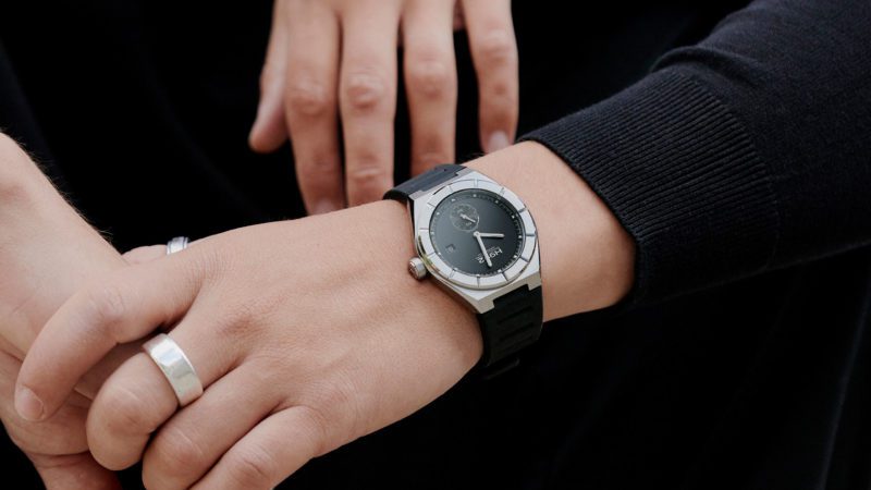 Je suis H comme Horlogerie. H comme Heure. H comme Humanité. H comme la Hauteur de 992 mètres de La Chaux-de-Fonds. Je suis ton objet de design contemporain. Pur et intemporel.
Je suis née en 2022 à La Chaux-de-Fonds. De cette cité à l’urbanisme en H. De cette ville en Hauteur, faite par et pour des architectes Horlogers. Je veux prendre toute l’énergie et les qualités de précision, de professionnalisme, de passions, données par ma ville. Mon «Swiss Made» dont je suis très fière n’est pas uniquement un argument marketing. C’est un fait.
