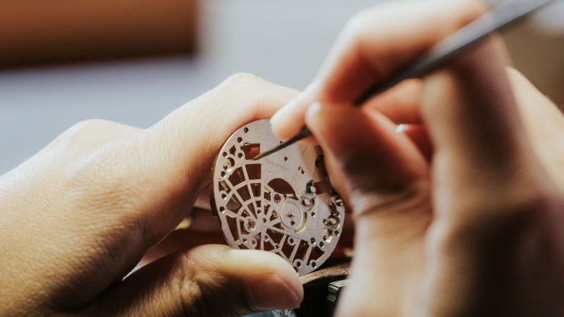 WAGNIERE est une marque indépendante qui réalise des créations horlogères faites à la main grâce à un savoir-faire traditionnel unique. Chaque pièce est un produits d'exception personnalisables et exclusifs. Ces créations sont l'œuvre d'une artiste-artisan suisse passionnée, la créatrice Natacha Wagnière, qui met son talent au service de la beauté et de la qualité sans compromis. En portant Montre Wagnière, vous faites partie de celles et ceux, amoureux des belles choses, qui trouveront toujours dans l'exécution méticuleuse d'un savoir-faire ancestral une forme de mystère qui fascine et transcende.