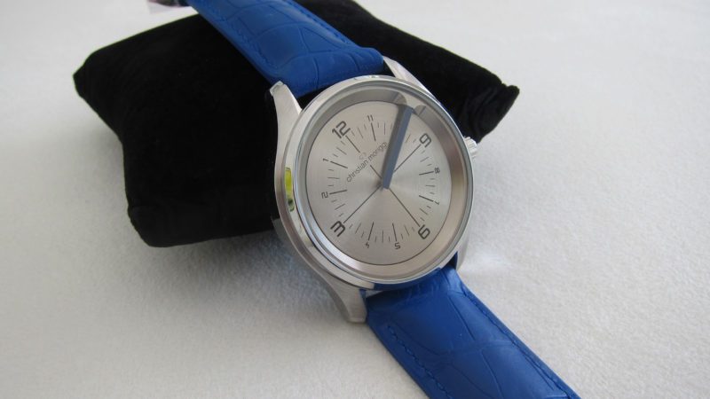 Voici le chaînon manquant dans l’évolution de l’horlogerie. 
Depuis la création de la première montre par Peter Henlein en 1508, l’horloger a toujours fait tourner les aiguilles autour de la montre.
Il a fallu attendre 512 années pour voir la montre tourner autour de l'aiguille. 
En effet, ce n’est plus l’aiguille qui tourne, elle est désormais fixe, mais c’est le cadran. 
La lecture de l’heure reste quant à elle d’une identique facilité.
