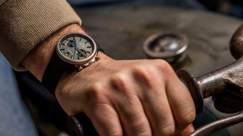 SYE [Start Your Engine] est une marque française premium de caractère qui invente une nouvelle élégance masculine. Elle inaugure le « Sport Tailoring » au poignet, alliance d’un style chic et décontracté.
Son système de bracelets interchangeables offre l’opportunité d’afficher son style et de jouer avec le mécanisme FastbackTM.
Beaux cuirs, finitions impeccables, style exclusif et prix accessibles … autant de raison de vibrer fort et de céder à la tentation !
