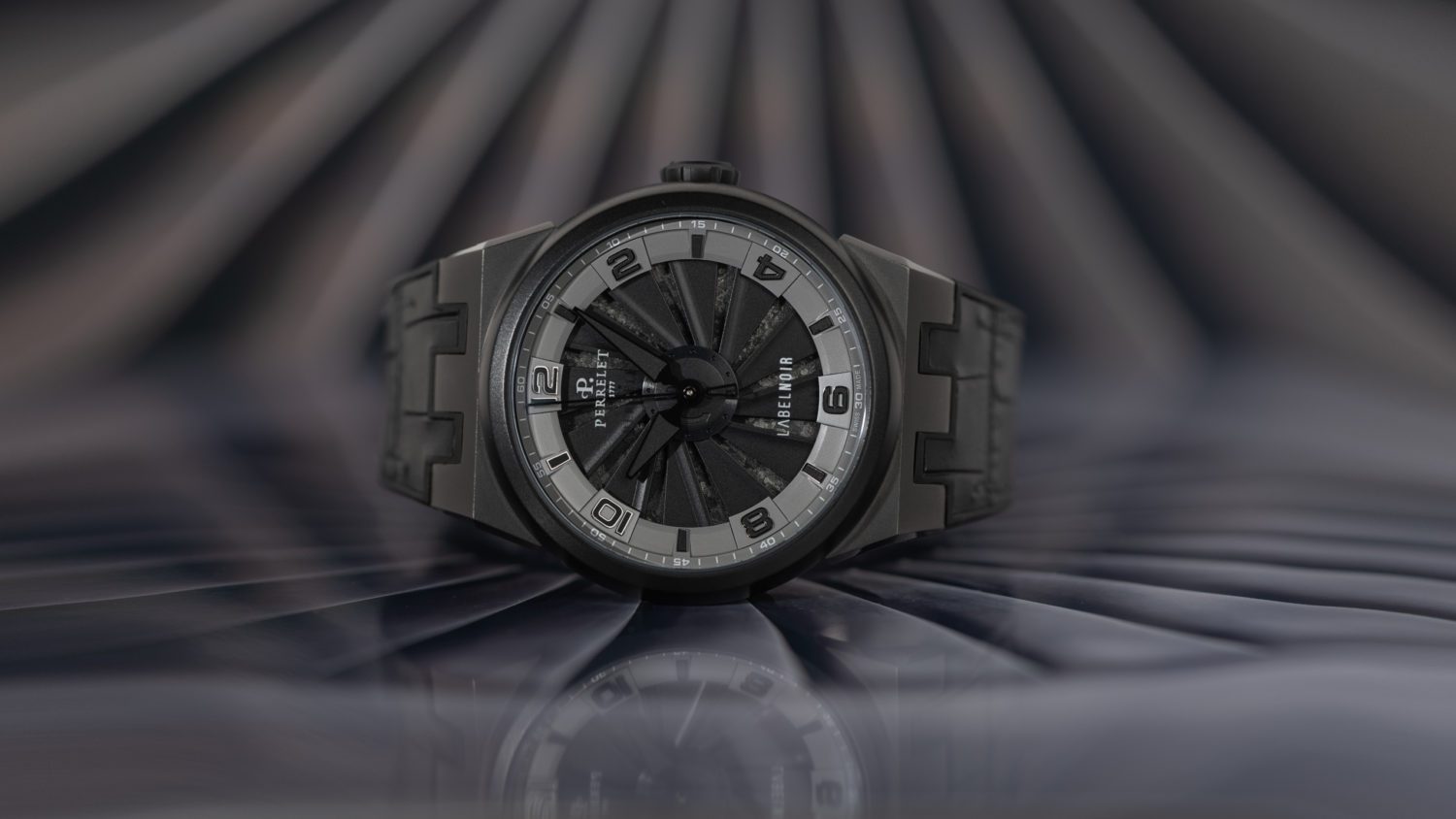 <strong>Perrelet Turbine EVO by LABEL NOIR</strong>
Une première expérience hypnotique entre Perrelet et Label Noir. Une Turbine Evo réinterprétée, fruit de cette collaboration exclusive entre l’inventeur du mouvement à remontage automatique et l’horloger indépendant genevois.