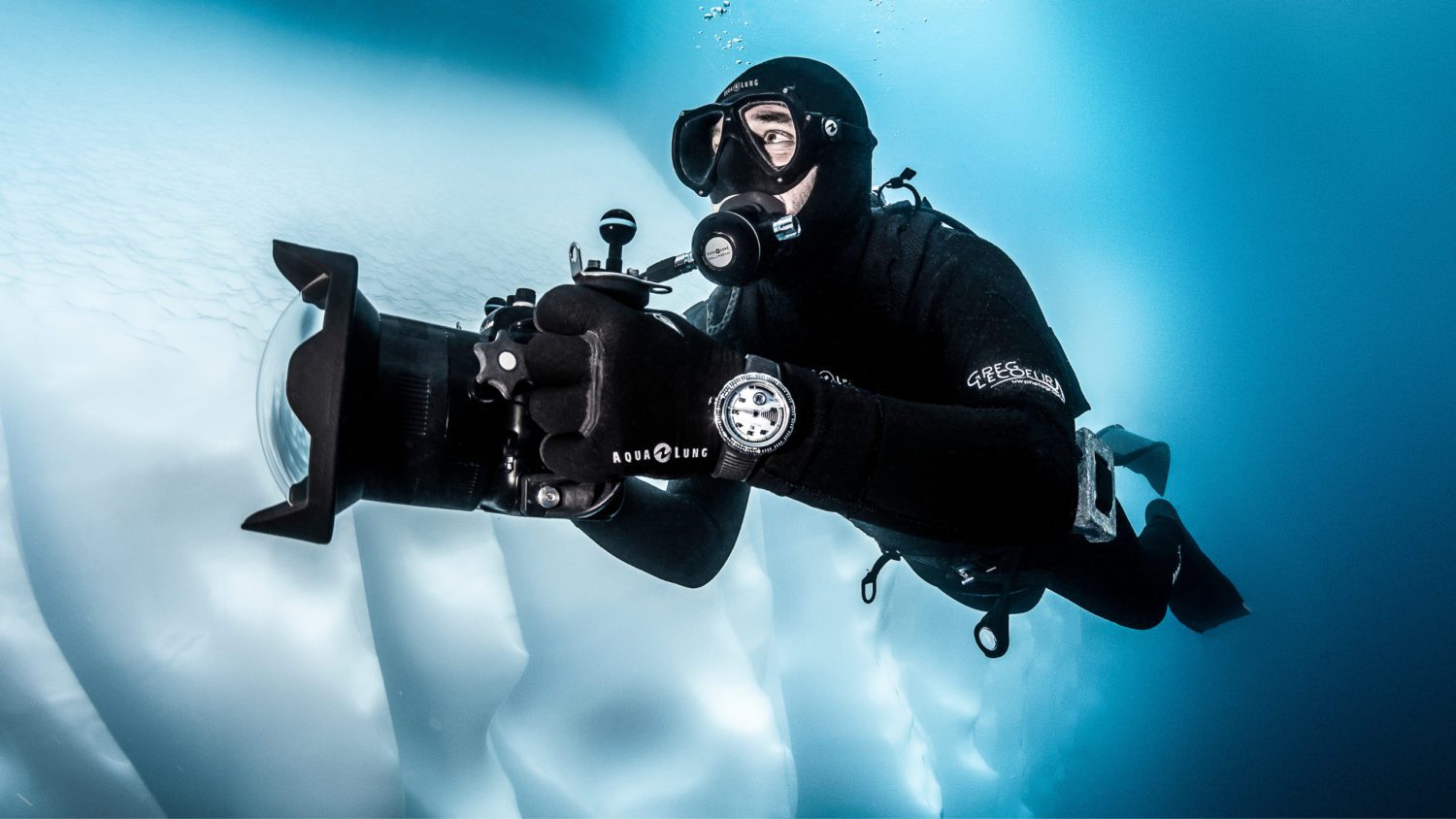 Faithful to the technical demands of diving watches, RESERVOIR Hydrosphere offers an original version of these masters of time. On the dial is a single hand for innovative diving instruments.