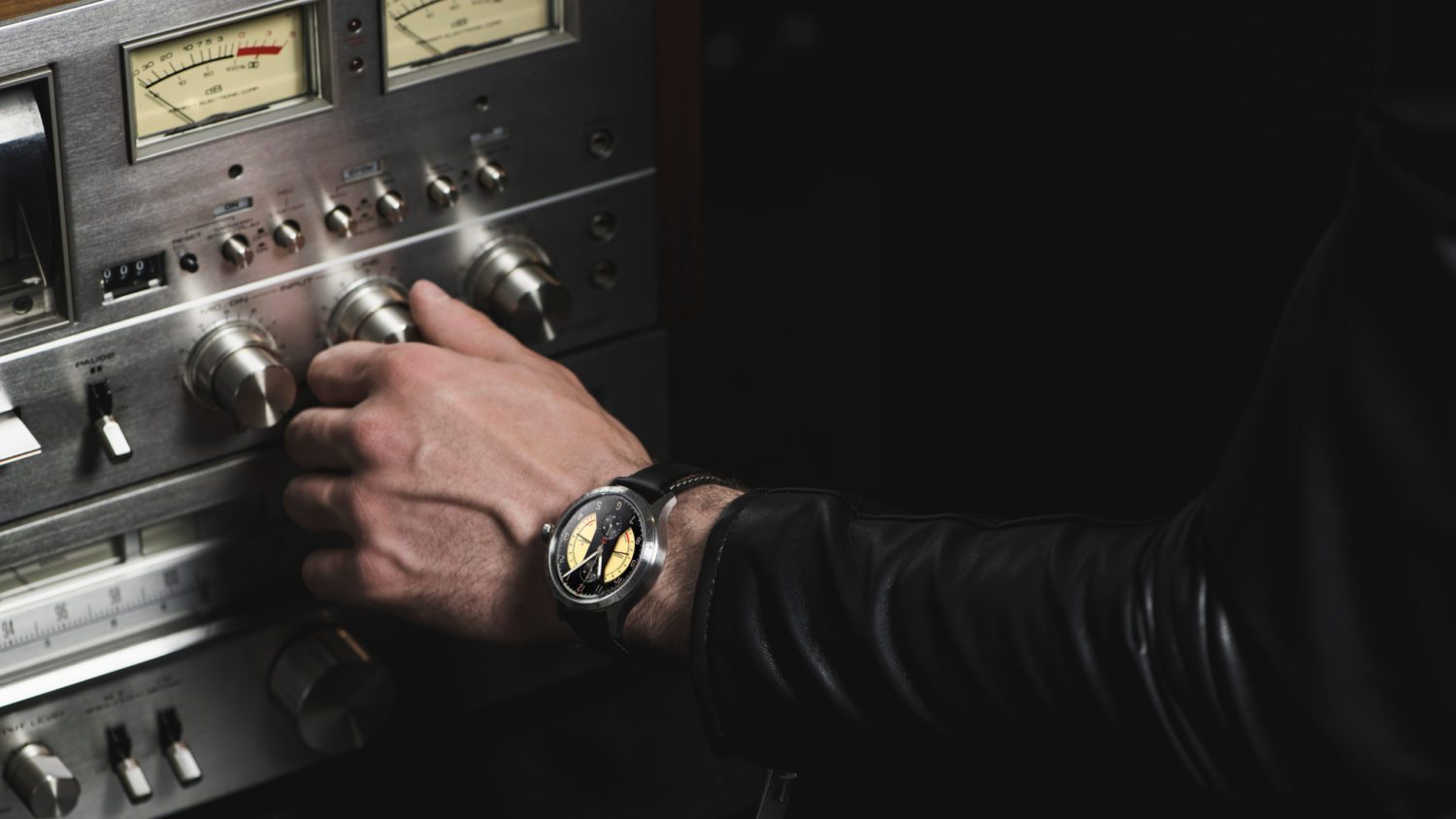 The two retrograde hands of the RESERVOIR Sonomaster Chronograph, faithfully reproduce the hands of power measurements or VU meters from analog stereo amplifiers. A tribute to the human quest for a ‘pure’ sound, a musical exploration full of audacity and intensity.