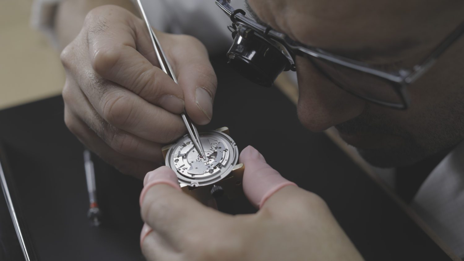 The RESERVOIR collections bear witness to a unique watchmaking know-how that meets the most professional requirements, made in Switzerland.