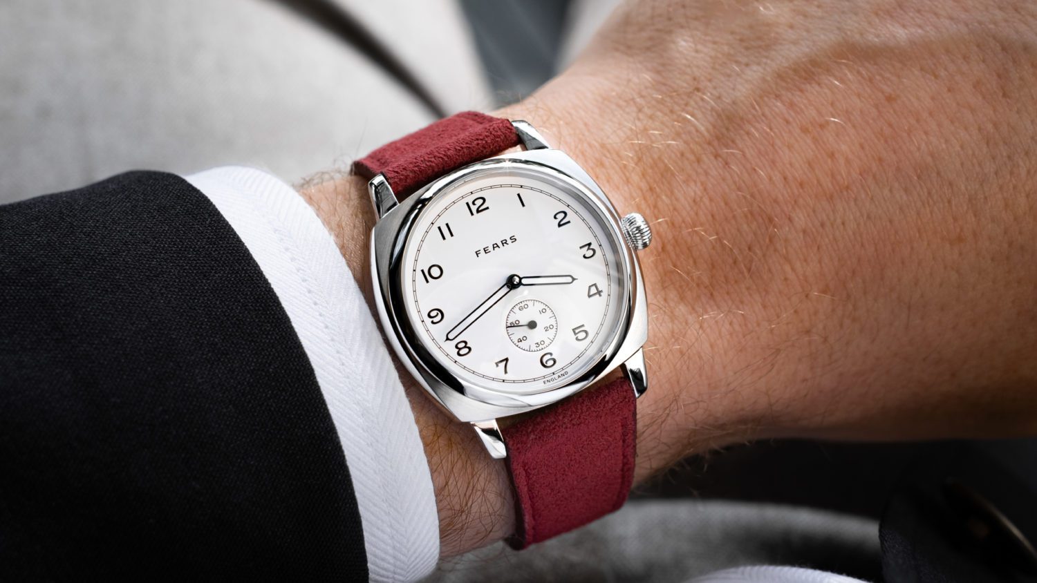 Gracieux et complexe, le Brunswick tout en courbes est un objet exigeant à créer. Elle s’inspire d’une montre à boîtier coussin pour homme des archives Fears, fabriquée pour la première fois en 1924.