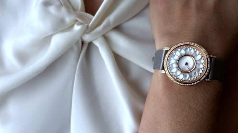 Beauregard est une Maison profondément indépendante nichée au cœur de Genève et née de l'imagination du Montréalais Alexandre Beauregard. Ce créatif passionné et amoureux des pierres rares et précieuses s'est associé à la crème de la crème de l'artisanat suisse pour donner vie à une série de merveilles horlogères.