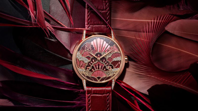 Vision pure des talents du prestigieux ‘Atelier Olivier Vaucher’ à Genève et de l’horloger Olivier Gaud, TAOS innove en proposant des montres d’atelier, toutes des pièces uniques, combinant plusieurs Métiers d’Art d’exception, donnant naissance à d’extraordinaires cadrans fabriqués à Genève, animés par un calibre mécanique richement décoré. – ©TAOS watches