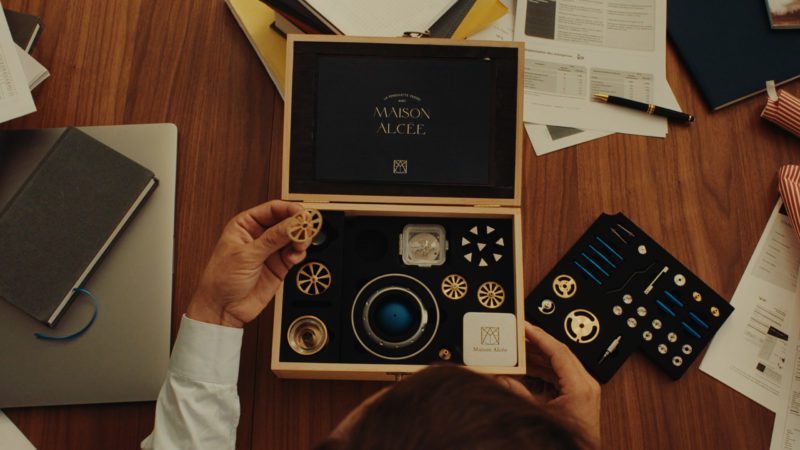Maison Alcée allows any curious mind eager to discover the beauty of watchmaking to assemble their own timepiece.

Upon opening the presentation box, recipients grasp the full breadth of Alcée’s promise: a moment of enlightenment as they replicate the craftsman’s touch and experience for themselves the sense of meaning it bestows.
